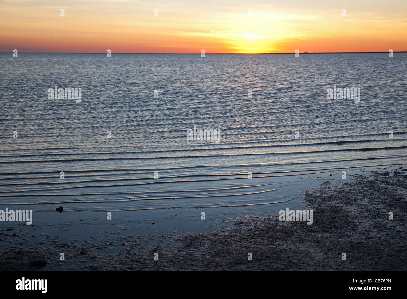 Coucher de soleil sur Makgadikgadi Salt pan après de fortes pluies dans le désert du Kalahari au Botswana, l'Afrique Banque D'Images