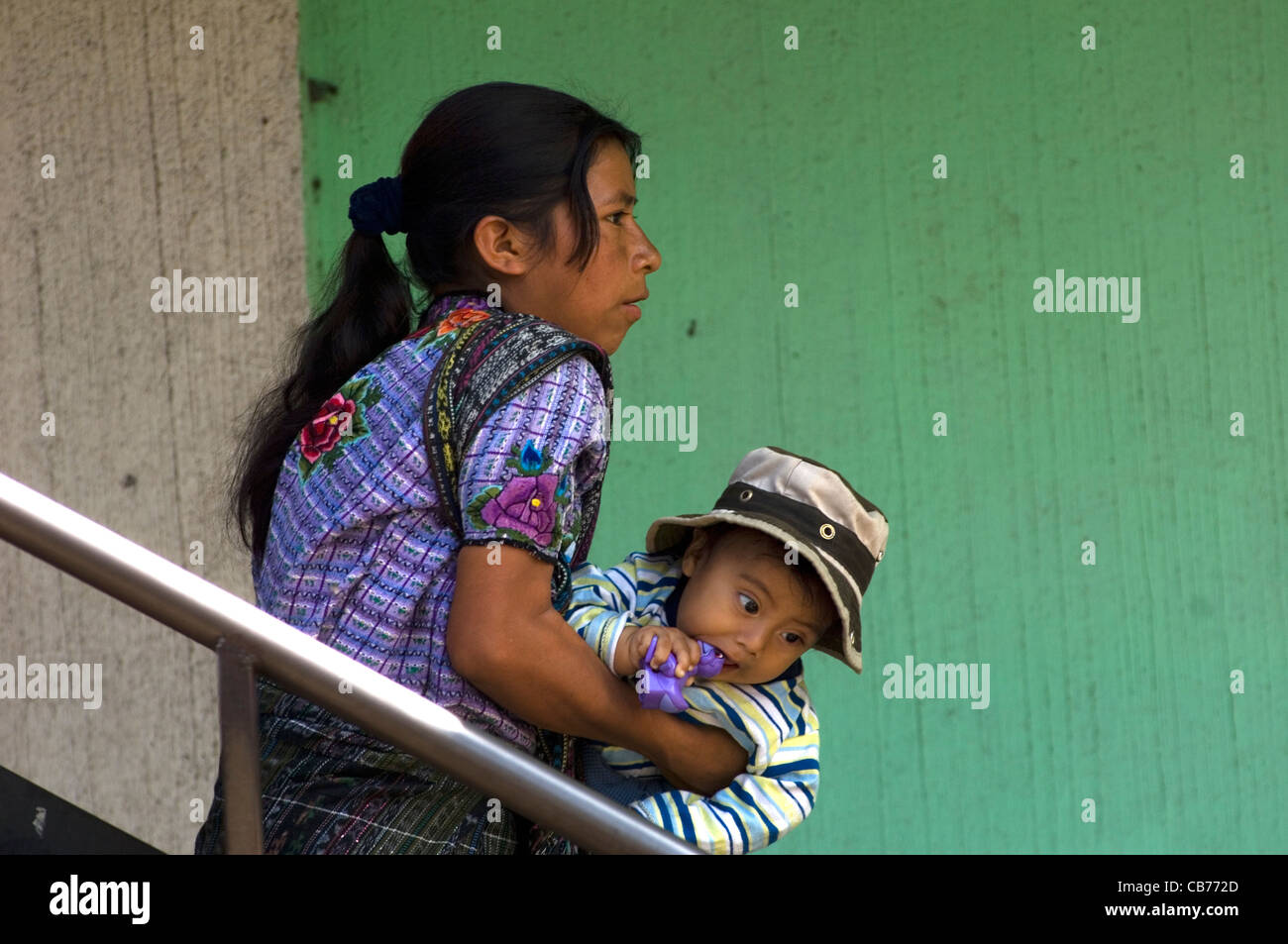 Les Indiens de l'Amérique centrale un bébé à Santiago Atitlan dirait qu'il pense que sa mère va le laisser tomber. Banque D'Images