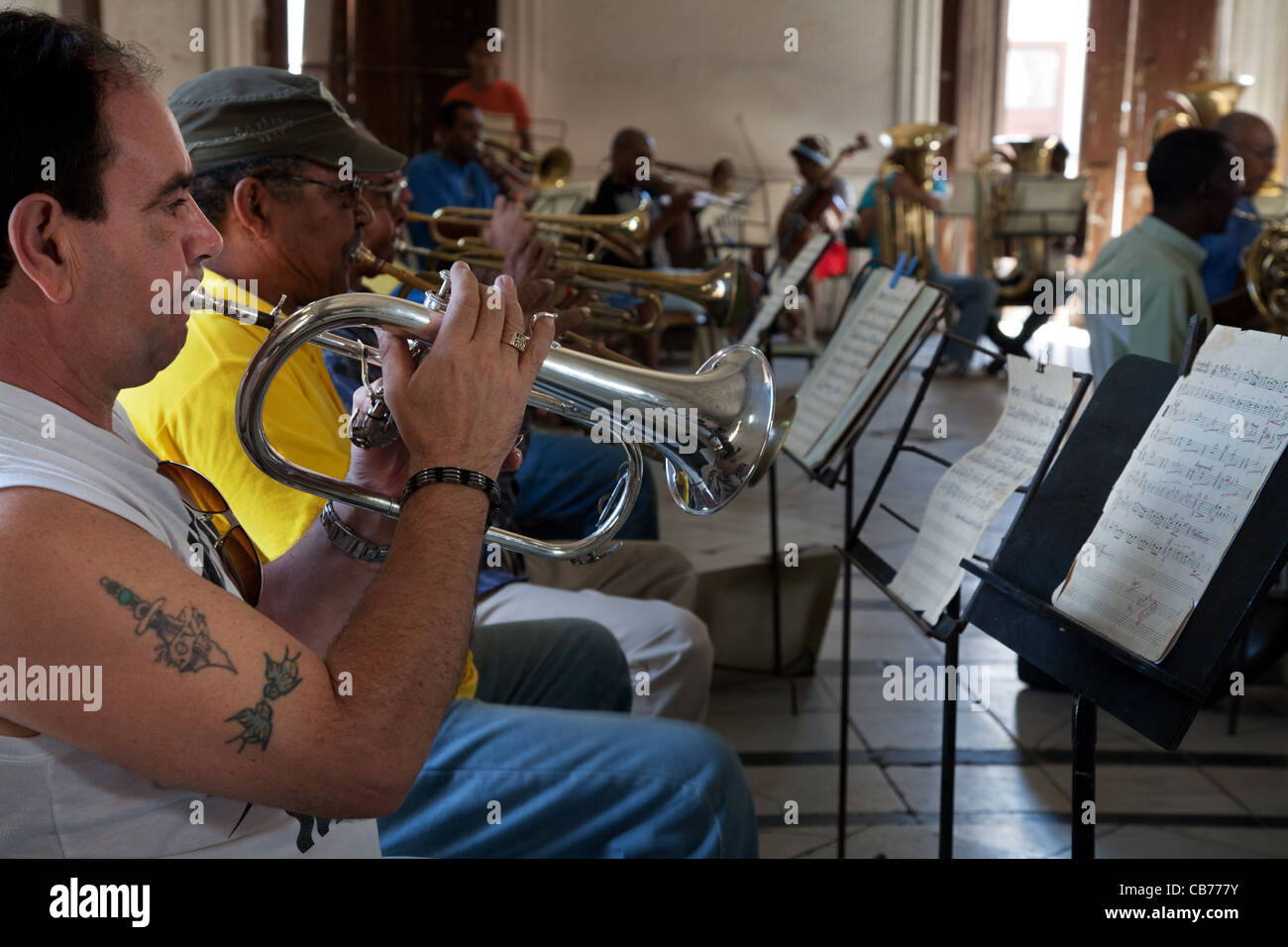 National Symphonic Band section trompette répétait dans l'Asociacion Rosalia de Castro, à La Havane (La Habana, Cuba) Banque D'Images