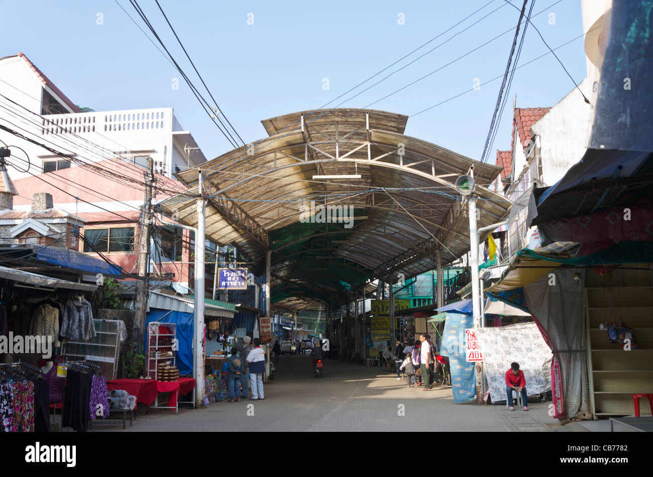 Grand toit en métal brillant couvre street market dans Mae Sai Thaïlande près de la frontière birmane Banque D'Images