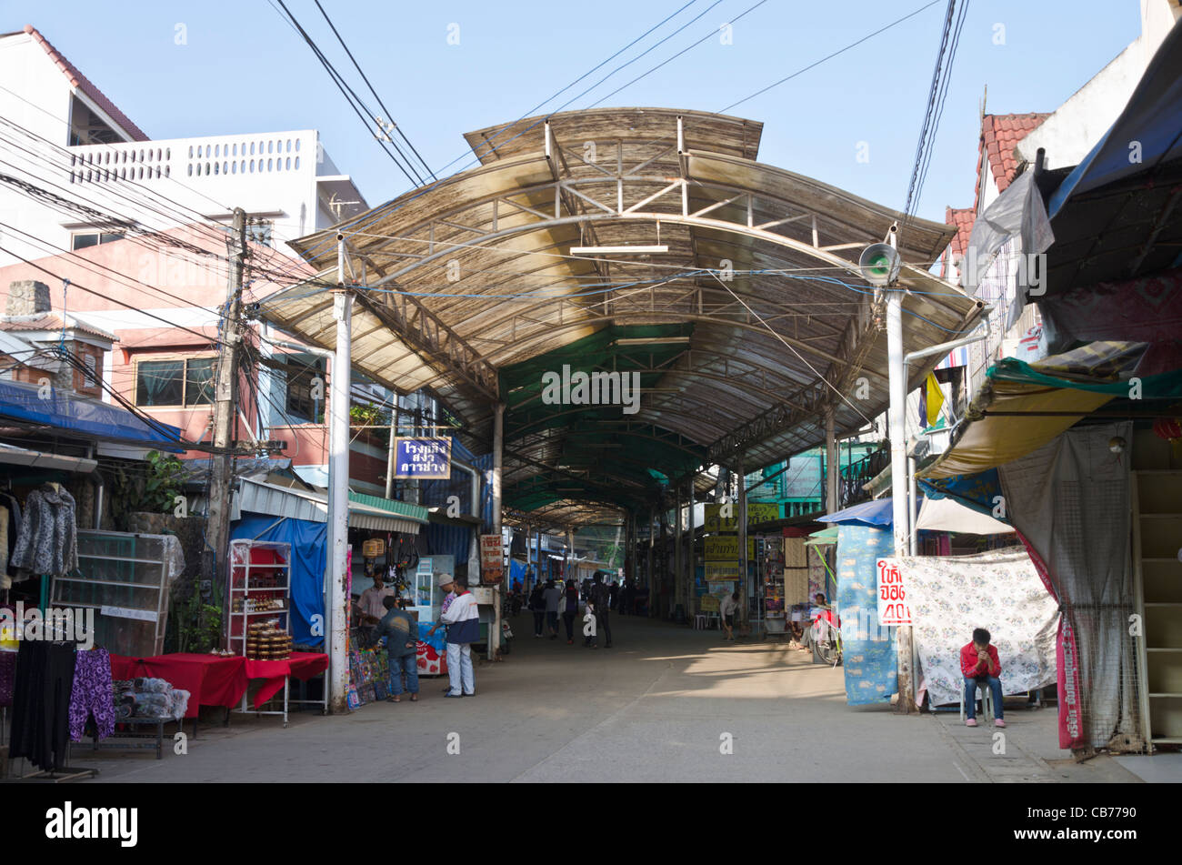 Grand toit en métal brillant couvre street market dans Mae Sai Thaïlande près de la frontière birmane Banque D'Images