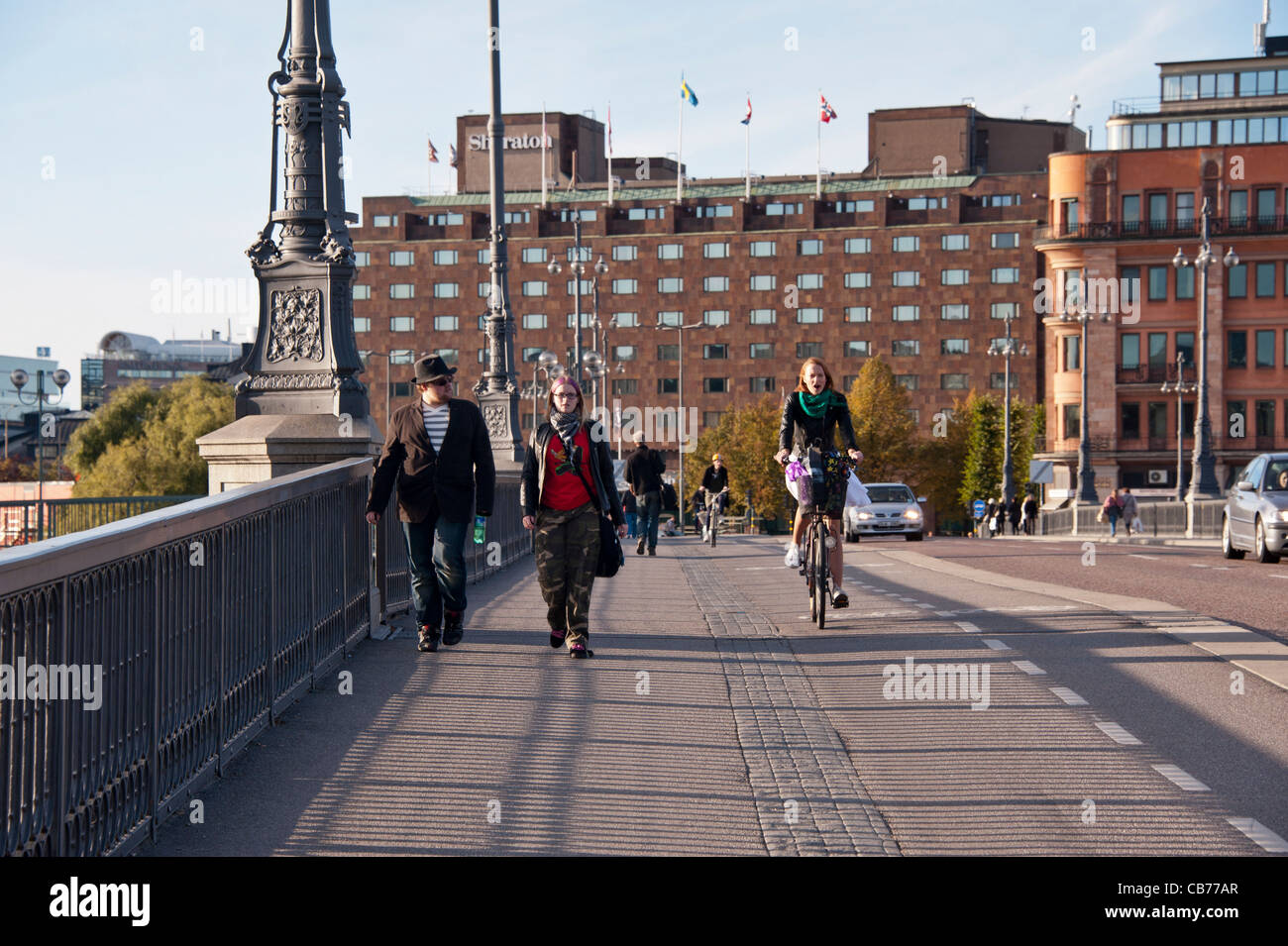 Samedi septembre les marcheurs et coureurs à vélo sur le pont entre Vasabron Norrmalm et Gamla Stan, la vieille ville de Stockholm Banque D'Images