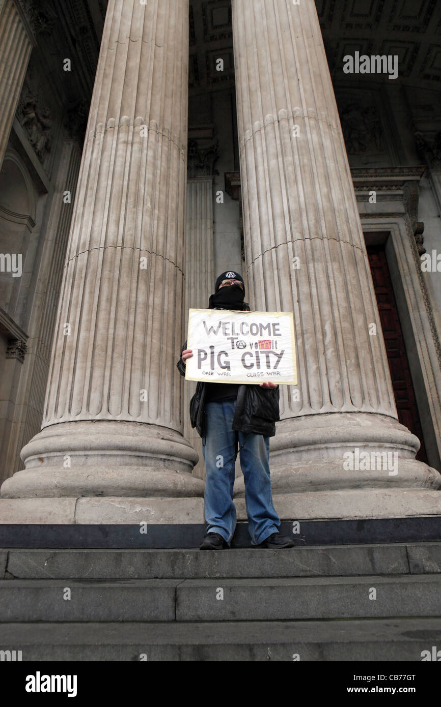 Panneau "Bienvenue à vomir Pig City', retenu par les droits des animaux / manifestant anarchiste à protester contre le mouvement Occupy London Banque D'Images
