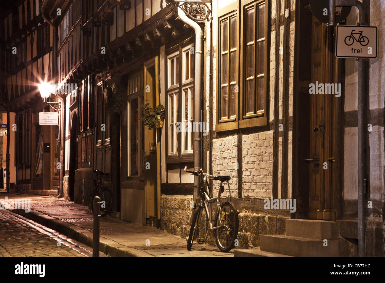Une étroite rue pavée, des maisons à colombage et un vélo dans la nuit à Quedlinburg, Allemagne. Disponible en version mono : CB767T Banque D'Images