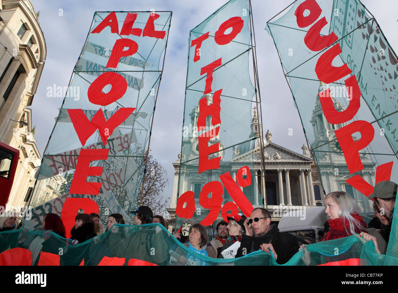 "Tout le pouvoir aux 99 % occupent' Occupy London manifestation de protestation, la Cathédrale St Paul, London, UK Banque D'Images