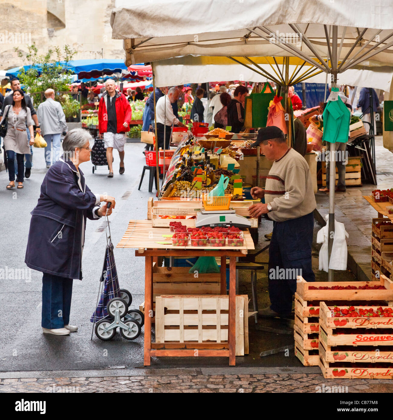 Stand sur le marché de l'alimentation à Perigueux, Dordogne, France Banque D'Images