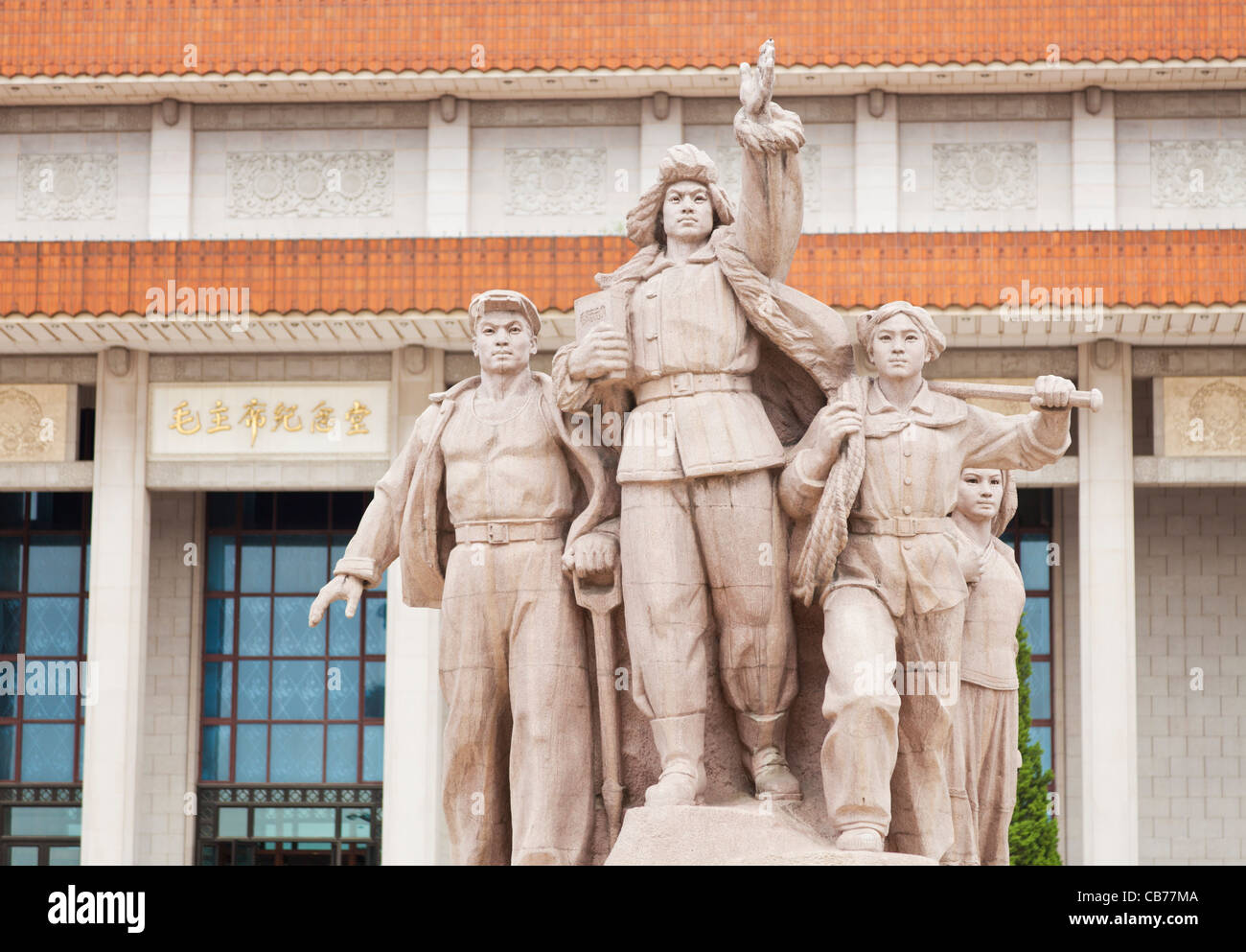 Des statues de Mao extérieur révolutionnaire mausolée Place Tian'an Men District central de Pékin, Chine, République populaire de Chine Asie Banque D'Images