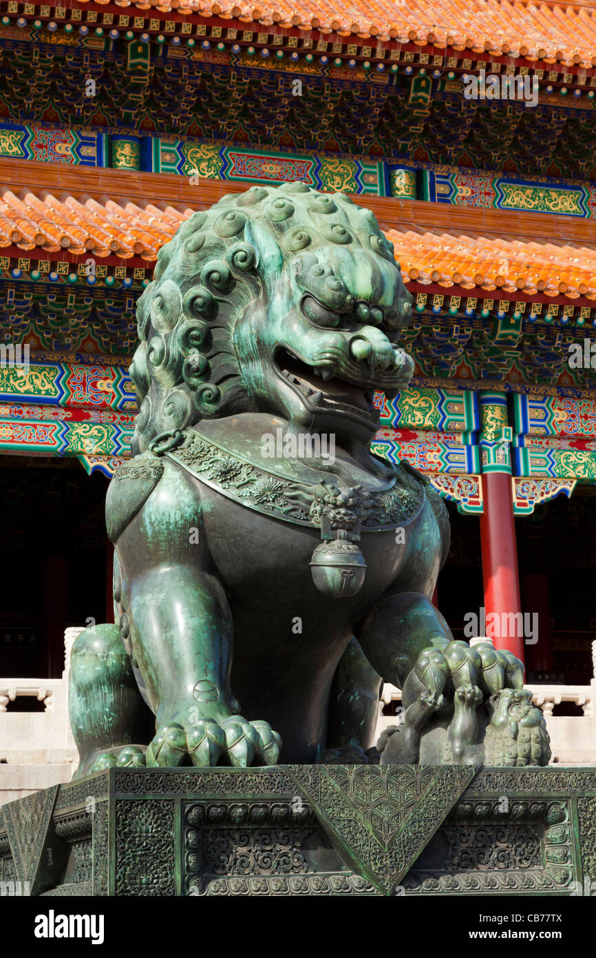 Femme lion de bronze, porte de l'harmonie suprême, cour extérieure, la Cité Interdite, Beijing, République populaire de Chine, Asie close up Banque D'Images