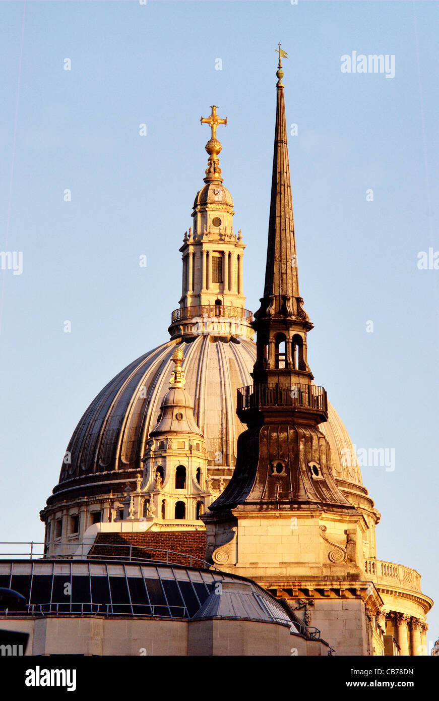 Le dôme de la Cathédrale St Paul, à Londres et le clocher de St Martin-en-Ludgate dans la chaude lumière d'un soir d'été. Banque D'Images