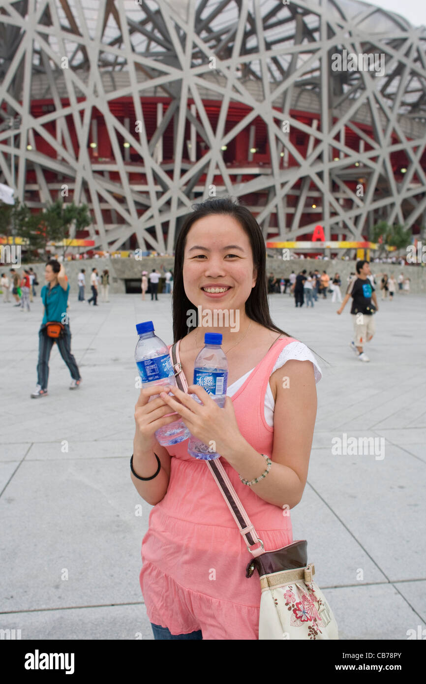 Pékin, Chine : chinois des couples, familles et enfants bénéficient d'importantes places à l'extérieur de la région de stade lors des Jeux Paralympiques 2008 Banque D'Images