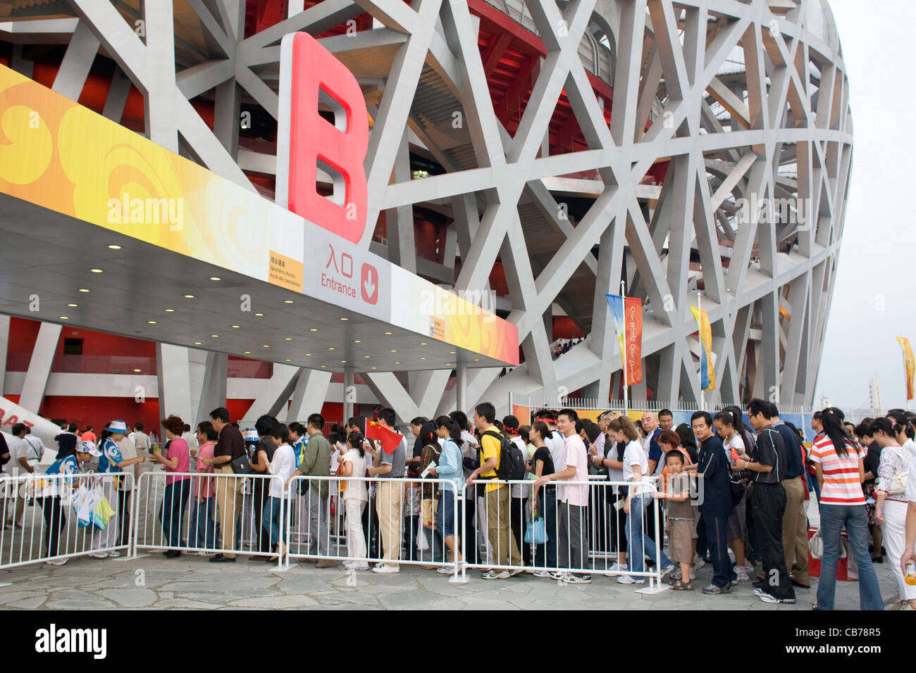 Pékin, Chine : chinois des couples, familles et enfants bénéficient d'importantes places à l'extérieur de la région de stade lors des Jeux Paralympiques 2008 Banque D'Images