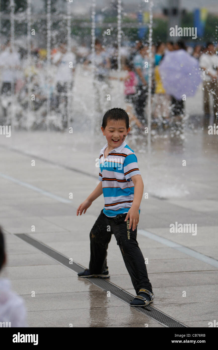 Pékin, Chine : chinois des couples, familles et enfants bénéficient d'importantes places à l'extérieur de la région de stade lors des Jeux Paralympiques 2008 Banque D'Images