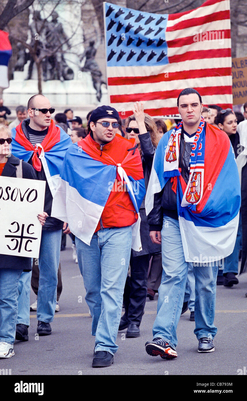 Rassemblement des manifestants serbes devant la Maison Blanche le 28 mars 1999 que des centaines se sont réunis pour exiger la fin des frappes aériennes sur la Yougoslavie. Les manifestations ont eu lieu dans de grandes villes du monde, y compris des coups de feu à l'ambassade des États-Unis à Moscou. Banque D'Images