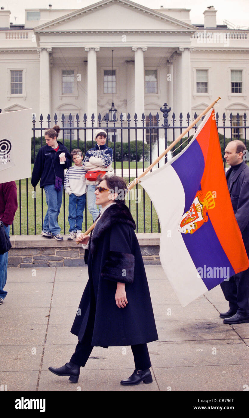 Rassemblement des manifestants serbes devant la Maison Blanche le 28 mars 1999 que des centaines se sont réunis pour exiger la fin des frappes aériennes sur la Yougoslavie. Les manifestations ont eu lieu dans de grandes villes du monde, y compris des coups de feu à l'ambassade des États-Unis à Moscou. Banque D'Images