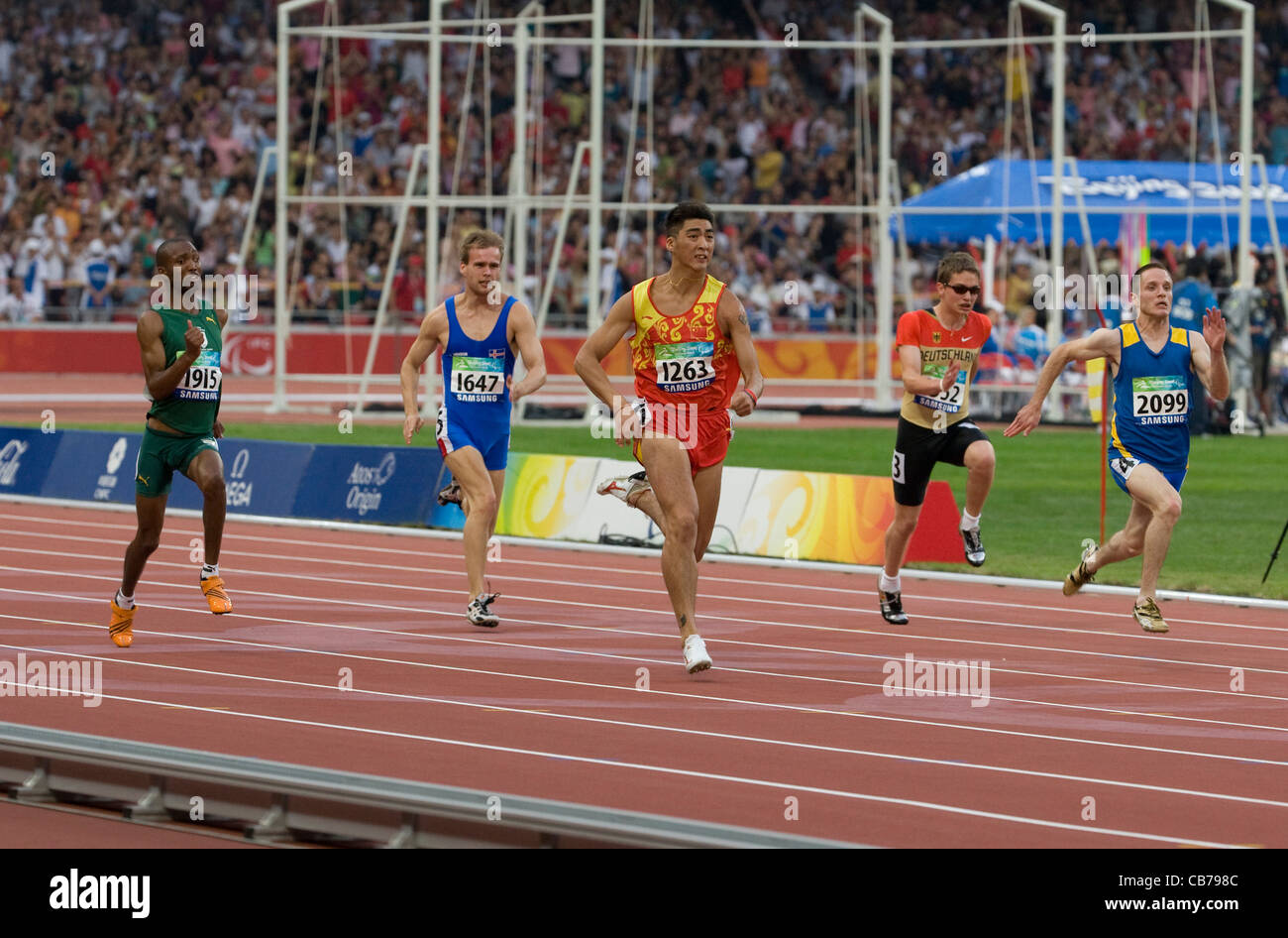 La compétition sportive aux Jeux paralympiques de 2008 montrant les coureurs de 100 mètres au stade de Pékin, Chine Banque D'Images