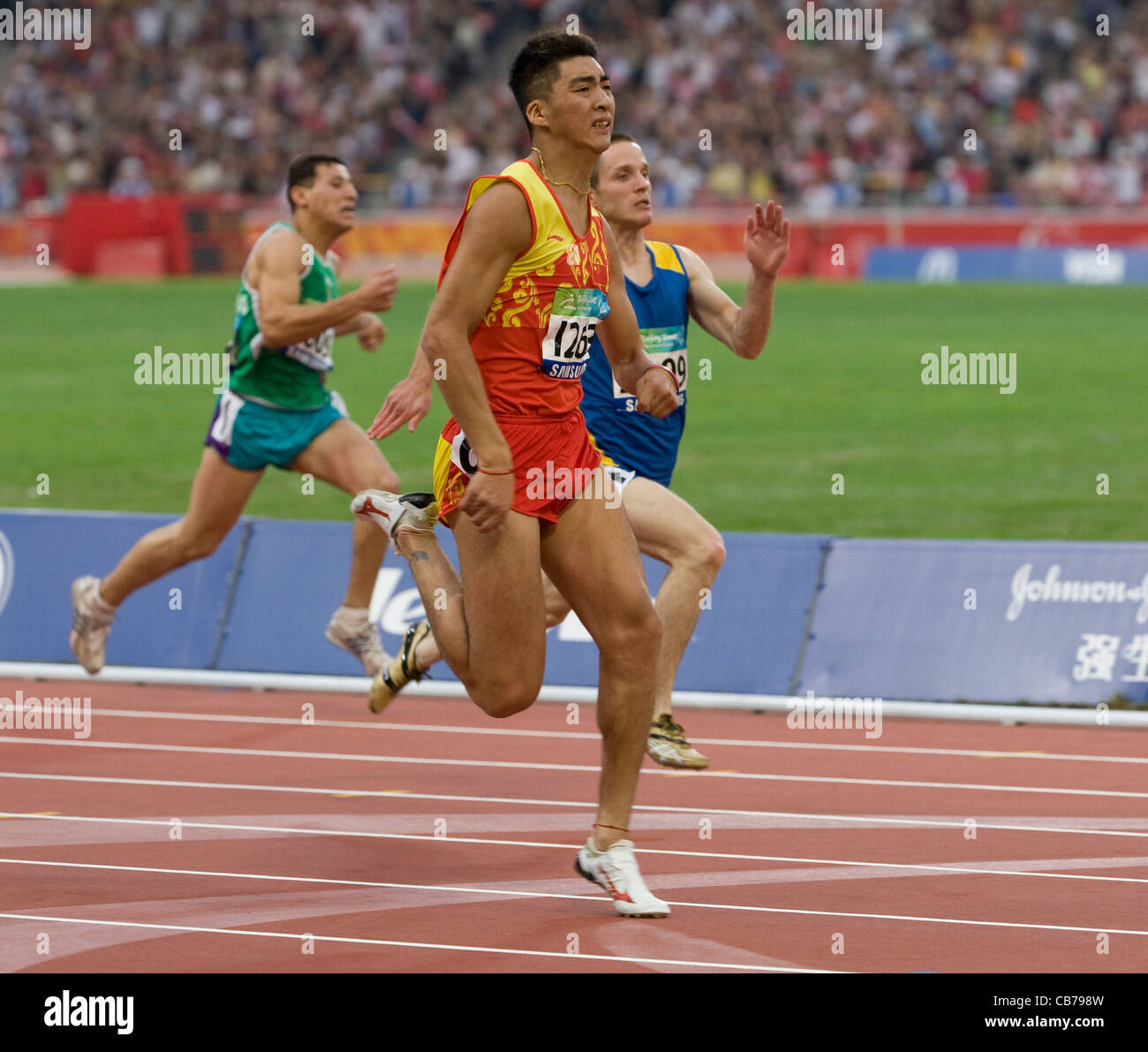 La compétition sportive aux Jeux paralympiques de 2008 montrant les coureurs de 100 mètres au stade de Pékin, Chine Banque D'Images
