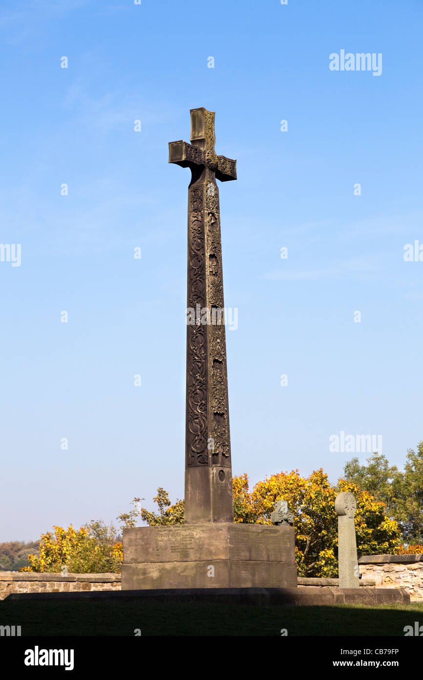 Croix celtique traditionnelle sculptée dans le cimetière à l'extérieur de la cathédrale de Durham, Durham, Angleterre contre un ciel bleu clair et sans nuages Banque D'Images