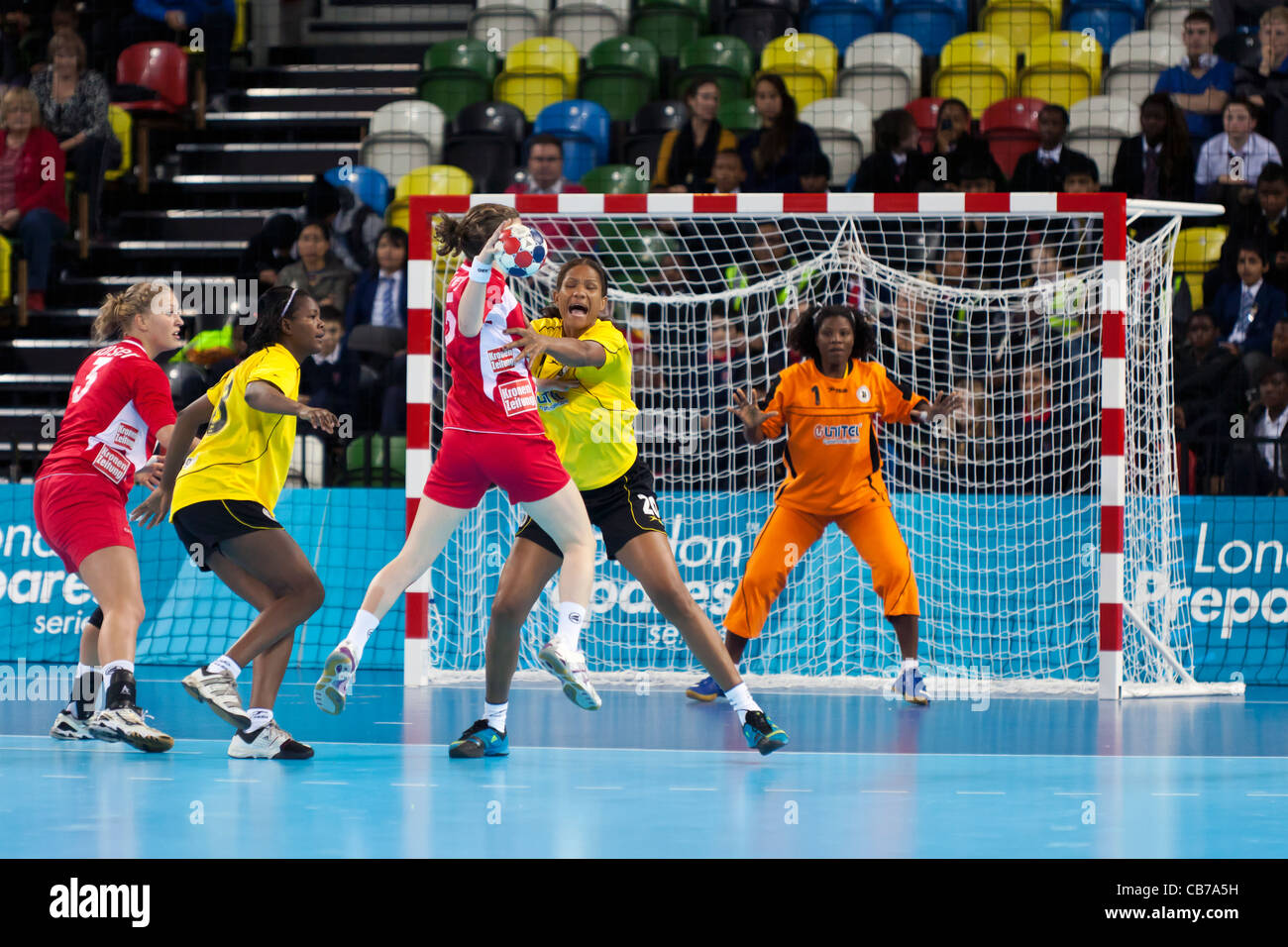 Sonja FREY (n°5 - AUT) pousses pour objectif, l'Angola / Autriche au Women's Londres Handball Cup. Tenue à l'Arène de handball, au Royaume-Uni. Banque D'Images
