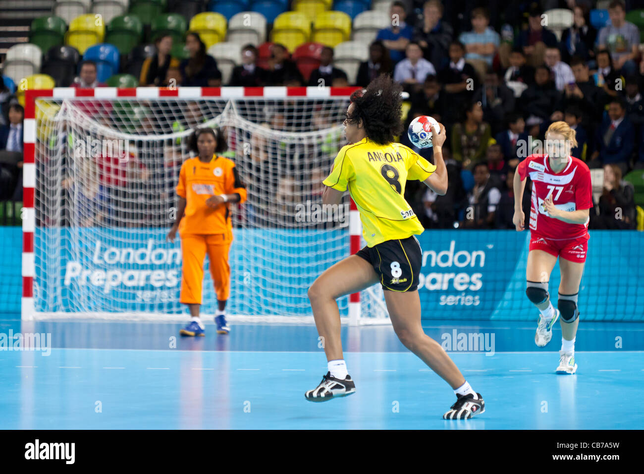 Nair Filipe ALMEIDA (no8 - ANG), l'Angola / Autriche au Women's Londres Handball Cup. Tenue à l'Arène de handball, au Royaume-Uni. Banque D'Images