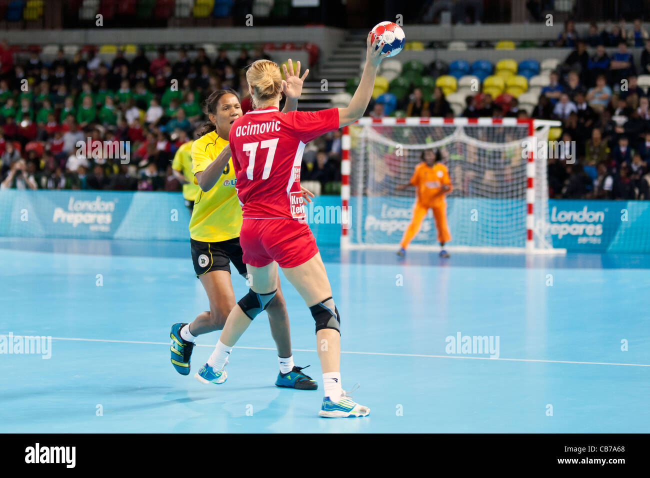 Gorica (ACIMOVIC77 - AUT), l'Angola / Autriche au Women's Londres Handball Cup. Tenue à l'Arène de handball, au Royaume-Uni. Banque D'Images