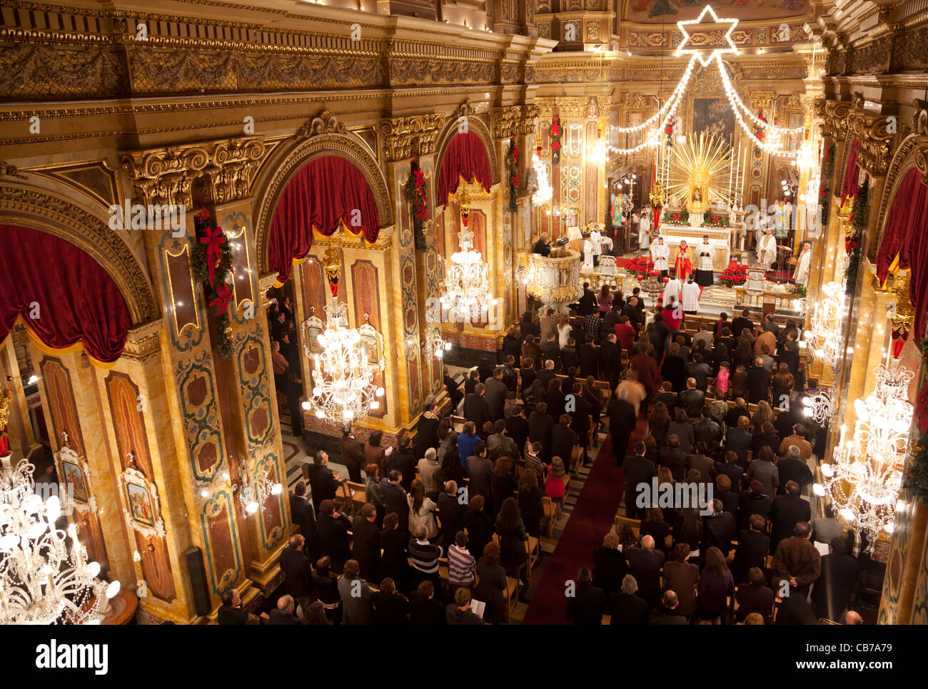 Messe de Minuit dans les églises paroissiales de Malte est un somptueux événement tenu au cours de minuit le jour de Noël. Banque D'Images