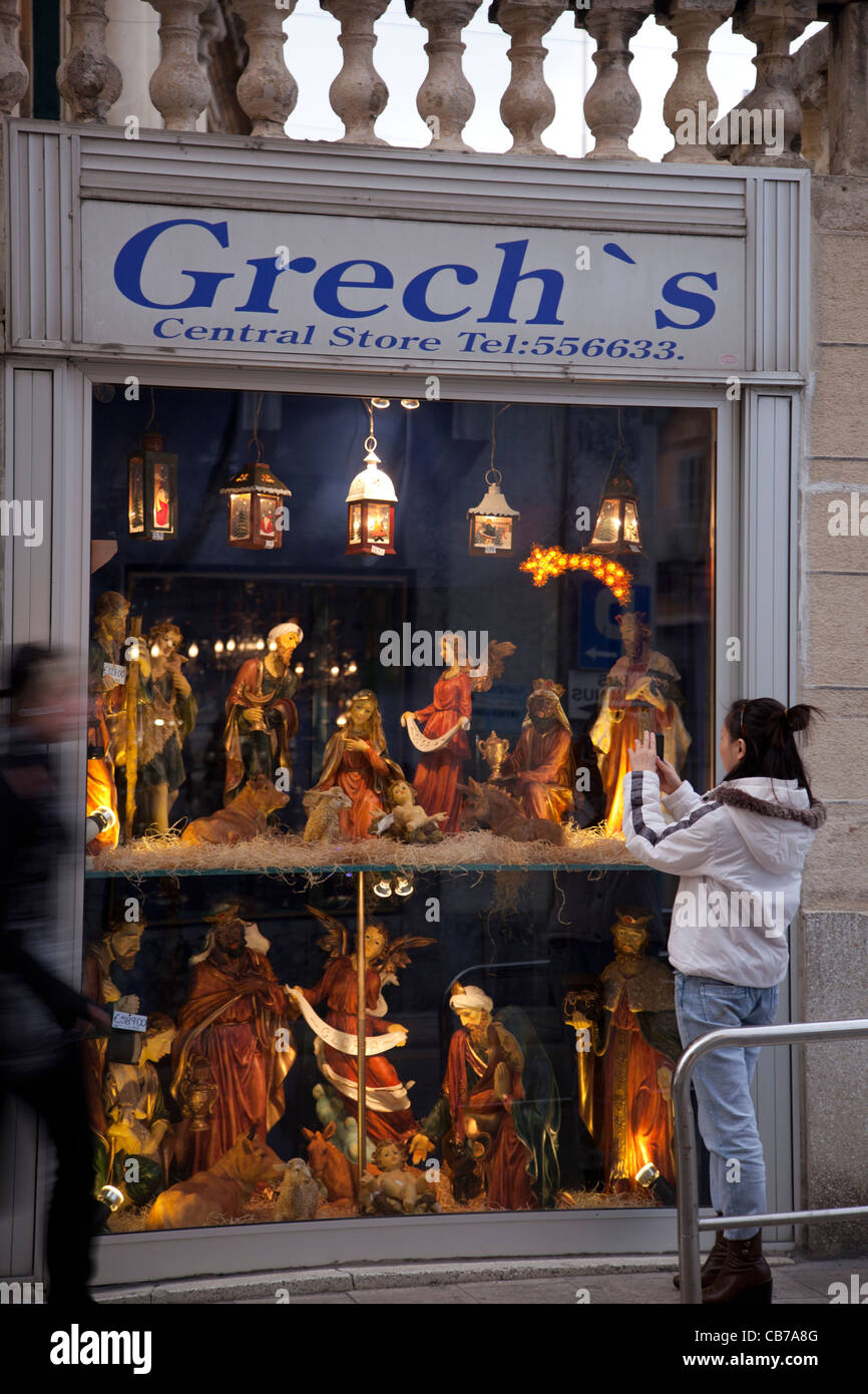 Statuettes Noël catholique pour la vente - pour être utilisé comme décoration maison - à Gozo à Malte. Banque D'Images