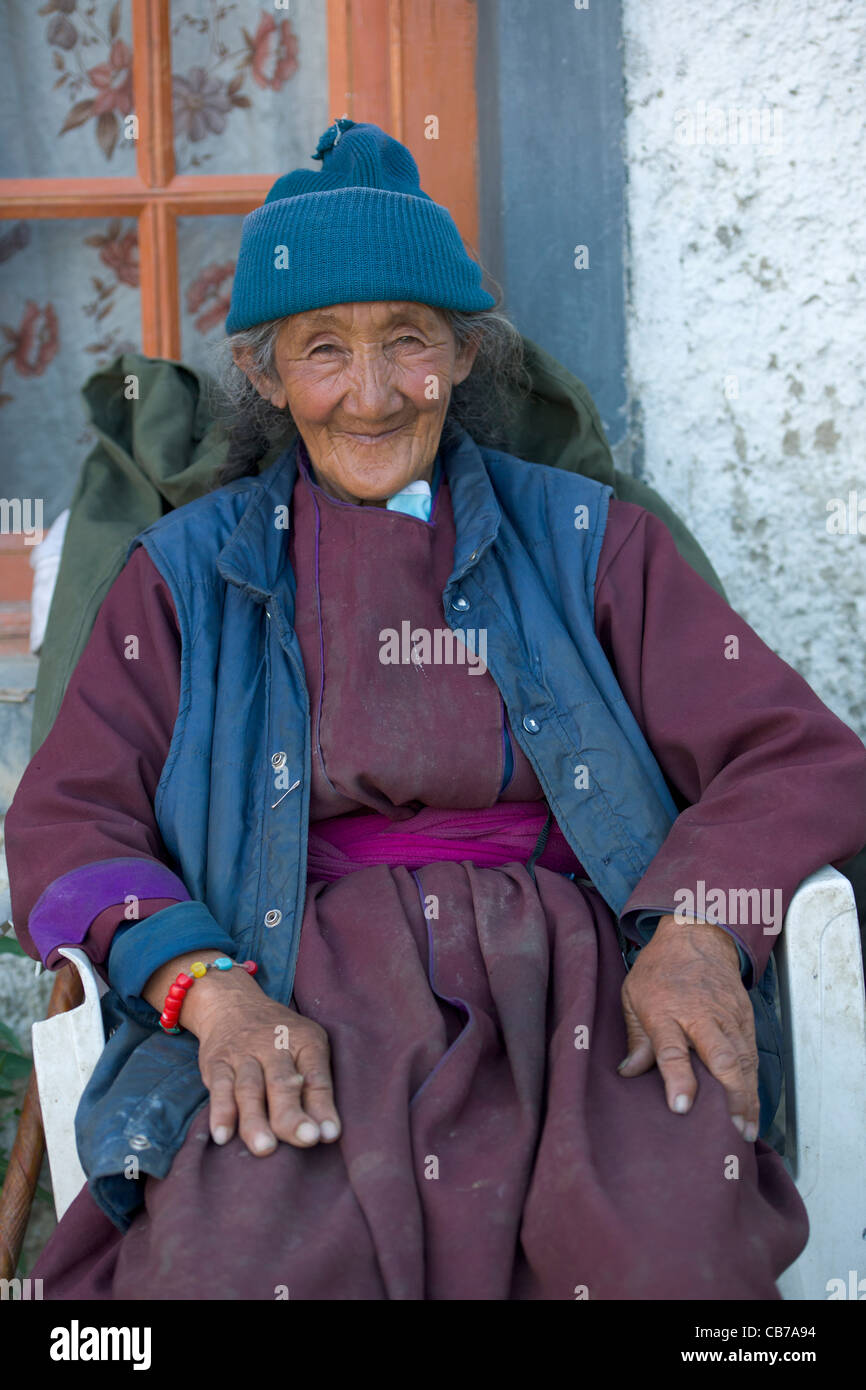 Vieille Femme Ladakhis en vêtements traditionnels à Leh (Ladakh), Jammu-et-Cachemire, l'Inde Banque D'Images