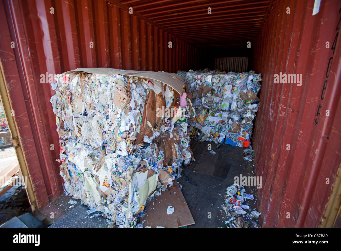 Des piles de matériaux recyclables prêt à être expédié. Centre de recyclage, Los Angeles, Californie, USA Banque D'Images