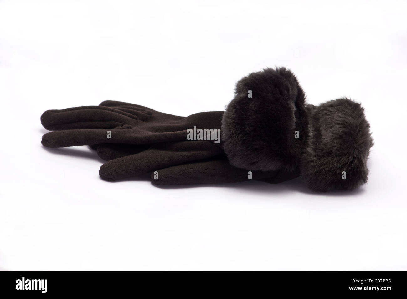 Une paire de gants pour femmes noires sur fond blanc Banque D'Images
