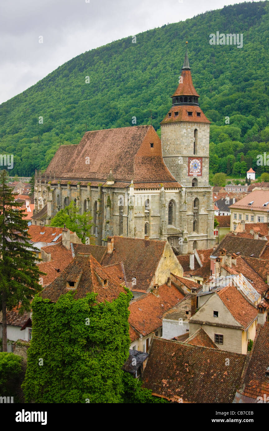 Paysage urbain dominé par l'Église Noire, Brasov, Roumanie Banque D'Images