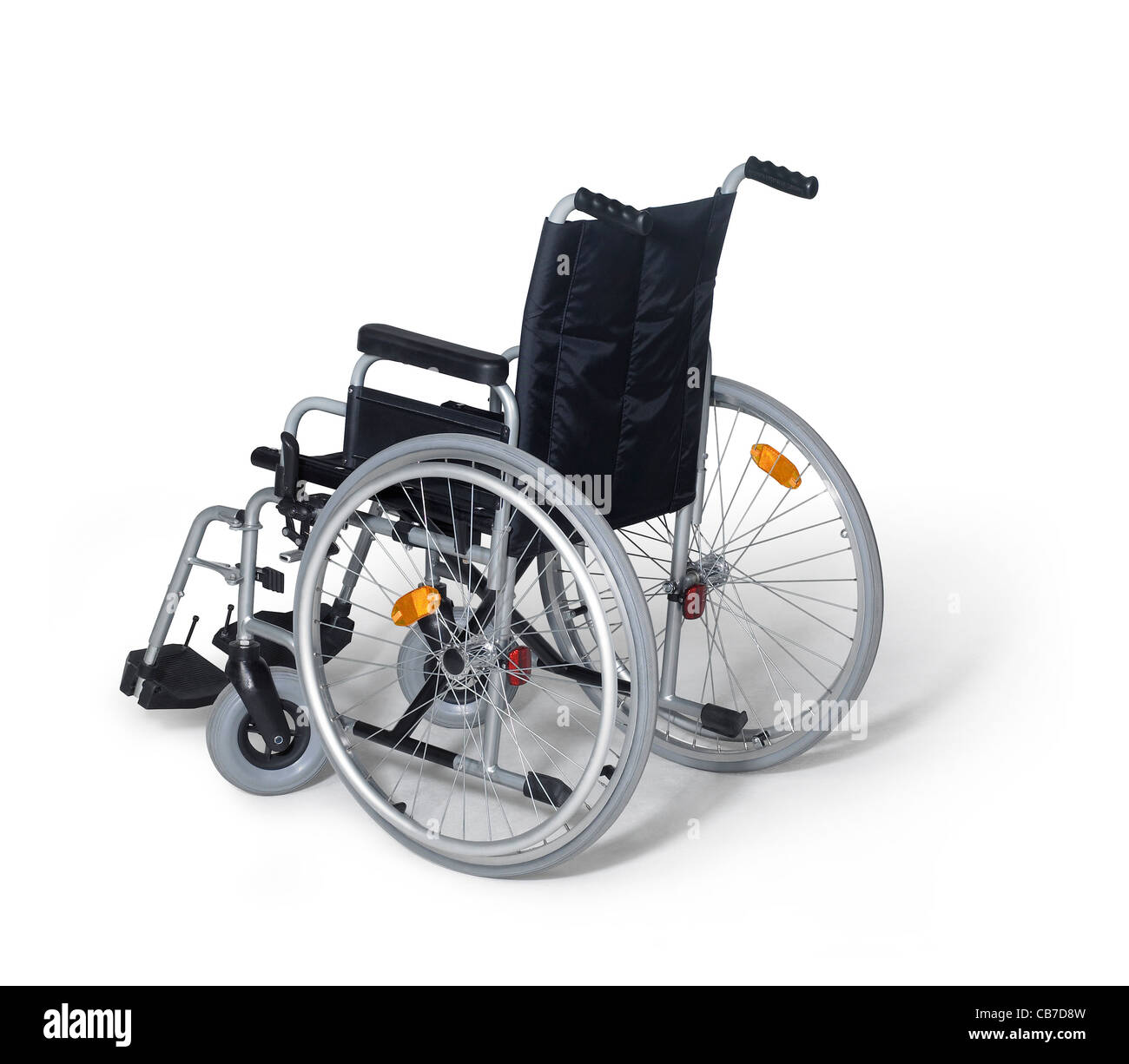 La photographie de studio d'un fauteuil roulant vide à dos blanc avec ombre Banque D'Images