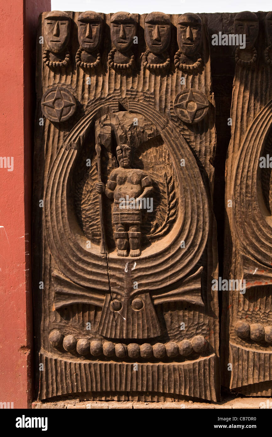 L'Inde, Nagaland, traditionnellement, Tuophema Kharu en bois sculpté décoré de panneaux de porte avec mithum et motif guerrier Banque D'Images