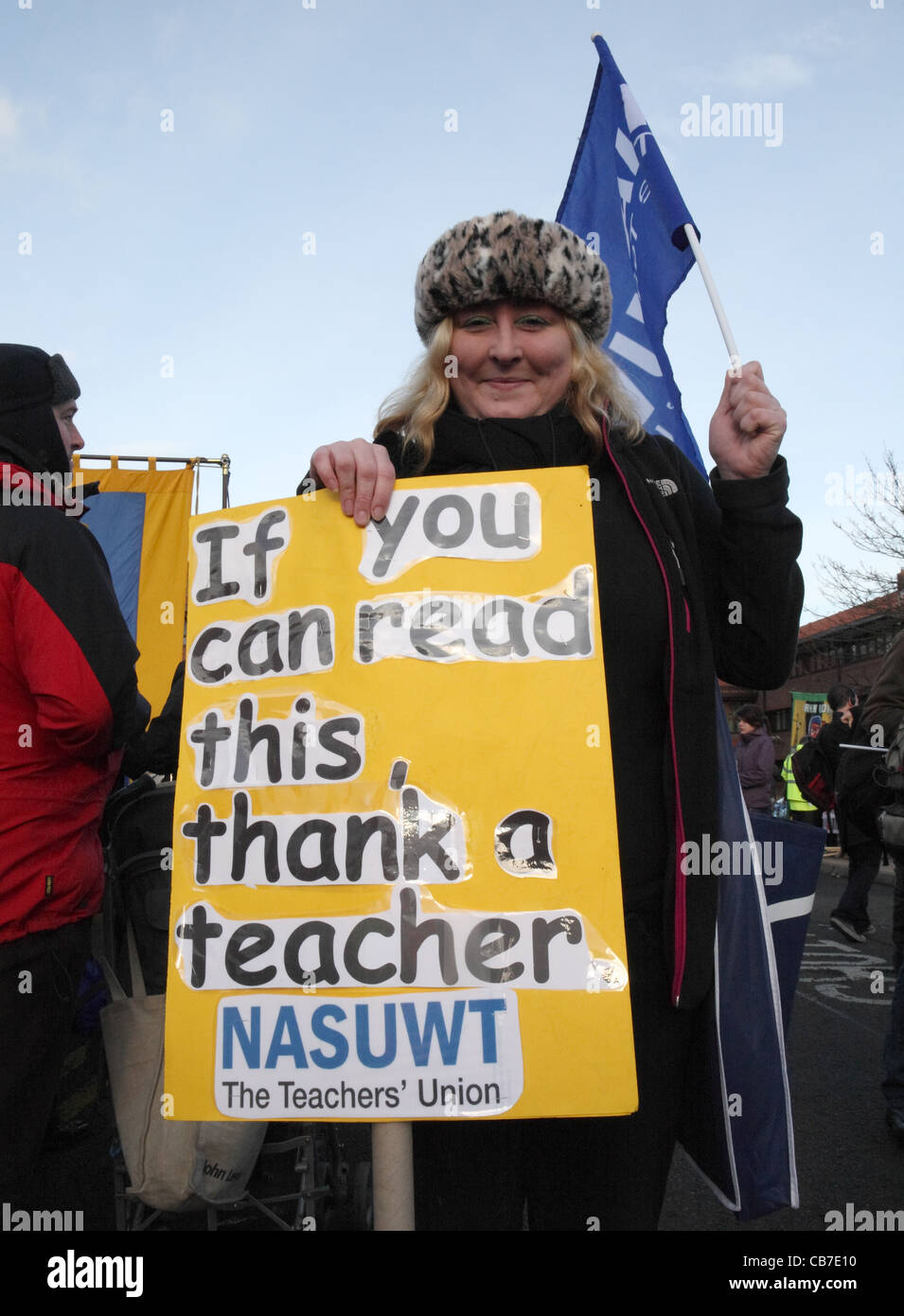 Femme d'âge moyen avec des enseignants de l'étiquette humoristique de la journée d'action du TUC Gateshead, Angleterre du Nord-Est, Royaume-Uni Banque D'Images
