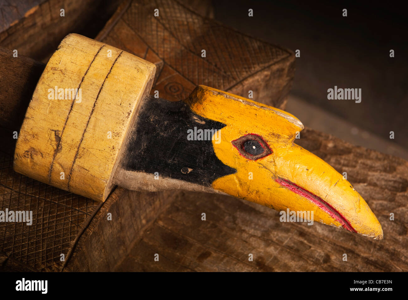 L'Inde, du Nagaland, de l'artisanat, motif calao batteur de tambour traditionnel utilisé pour connecter le signal entre les villages Banque D'Images