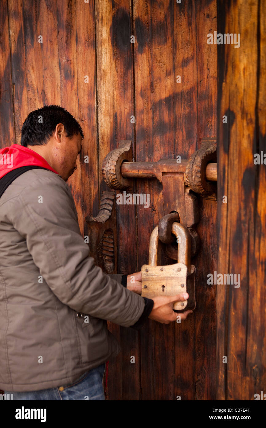 L'Inde, Nagaland, l'homme immense ouverture serrure en bois traditionnel sur Morung dortoir baccalauréat Banque D'Images