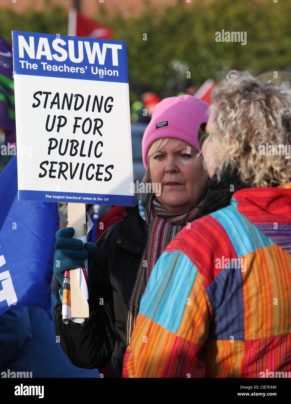 Femme d'âge moyen en grève des enseignants NASUWT comptable placard, journée d'action du TUC Gateshead, Angleterre du Nord-Est, Royaume-Uni Banque D'Images