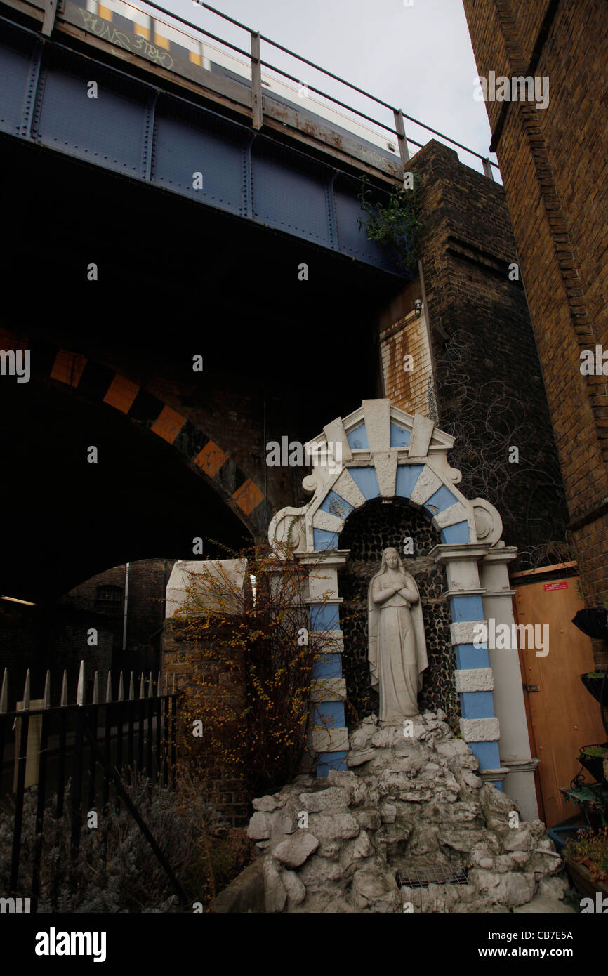 Vierge dans un lieu de culte dans une église catholique ci-dessous pont ferroviaire dans le sud de Londres, Angleterre, Royaume-Uni Banque D'Images