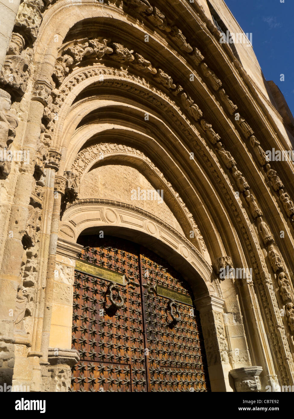 L'ancienne porte de la cathédrale d'El Slavador Sainte dans la ville de Torrevieja sur la Costa Blanca en Espagne. Banque D'Images