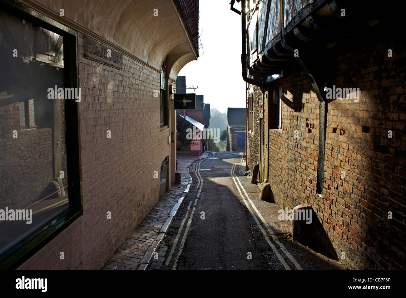 St Martins Lane une rue étroite dans le centre-ville, Lewes avec des bâtiments suspendus Banque D'Images