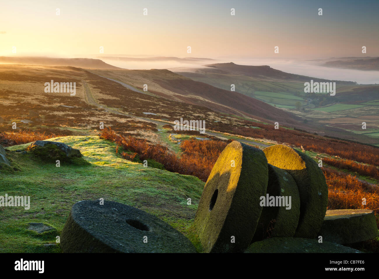 Le lever du soleil, Stanage Edge meules, parc national de Peak District, Derbyshire, Angleterre, RU Banque D'Images