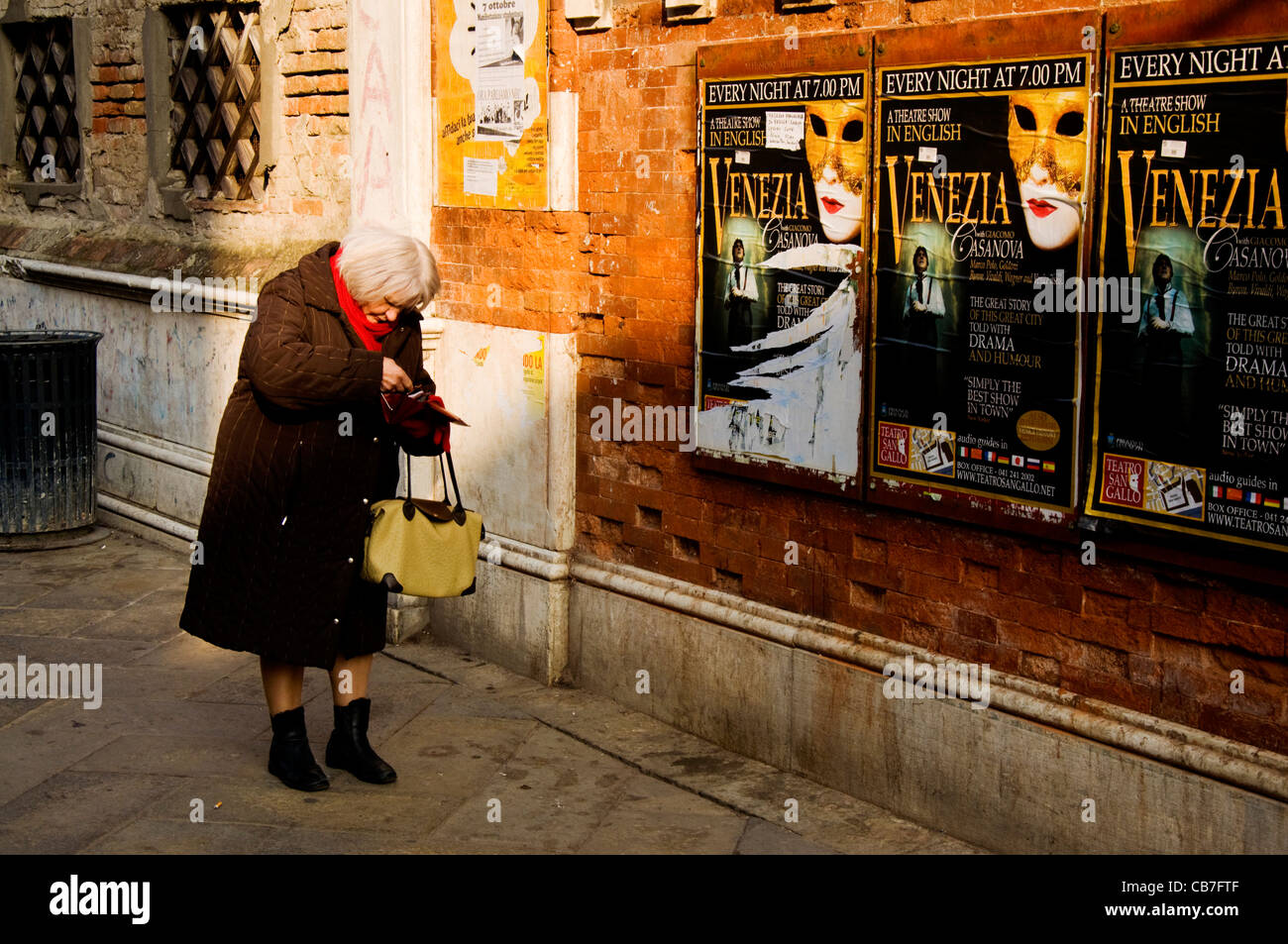 Femme vénitienne à dans son sac à main pour l'argent Banque D'Images