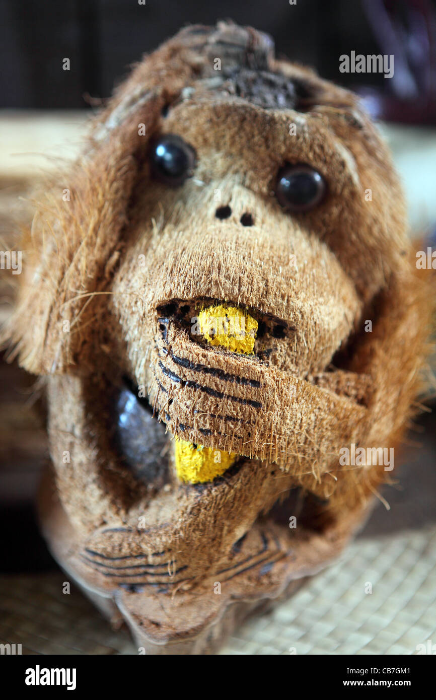 Sculpté dans la noix de coco à la banane en abscisse singe Village Culturel de Sarawak à Bornéo, Malaisie Banque D'Images