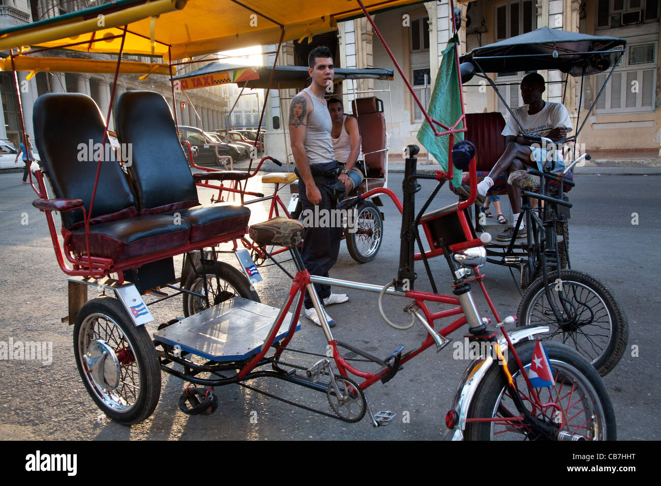 La vie de la rue, trois "Bicitaxis' au coucher du soleil, La Havane (La Habana, Cuba) Banque D'Images