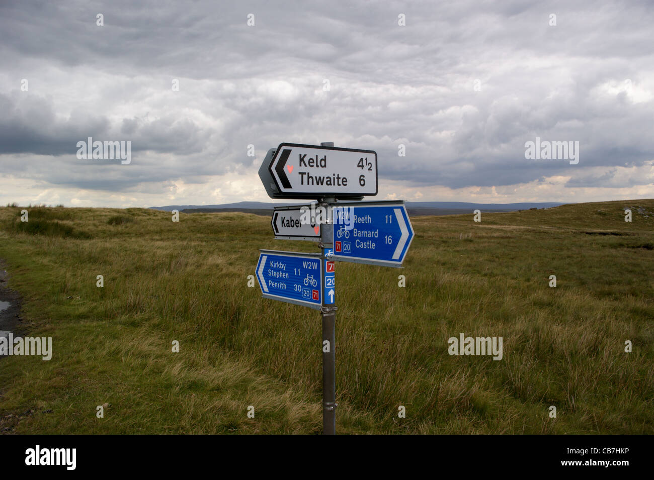 Signe de route sur le Pennine Way près de Keld, North Yorkshire, England Yorkshire Dales National Park Banque D'Images