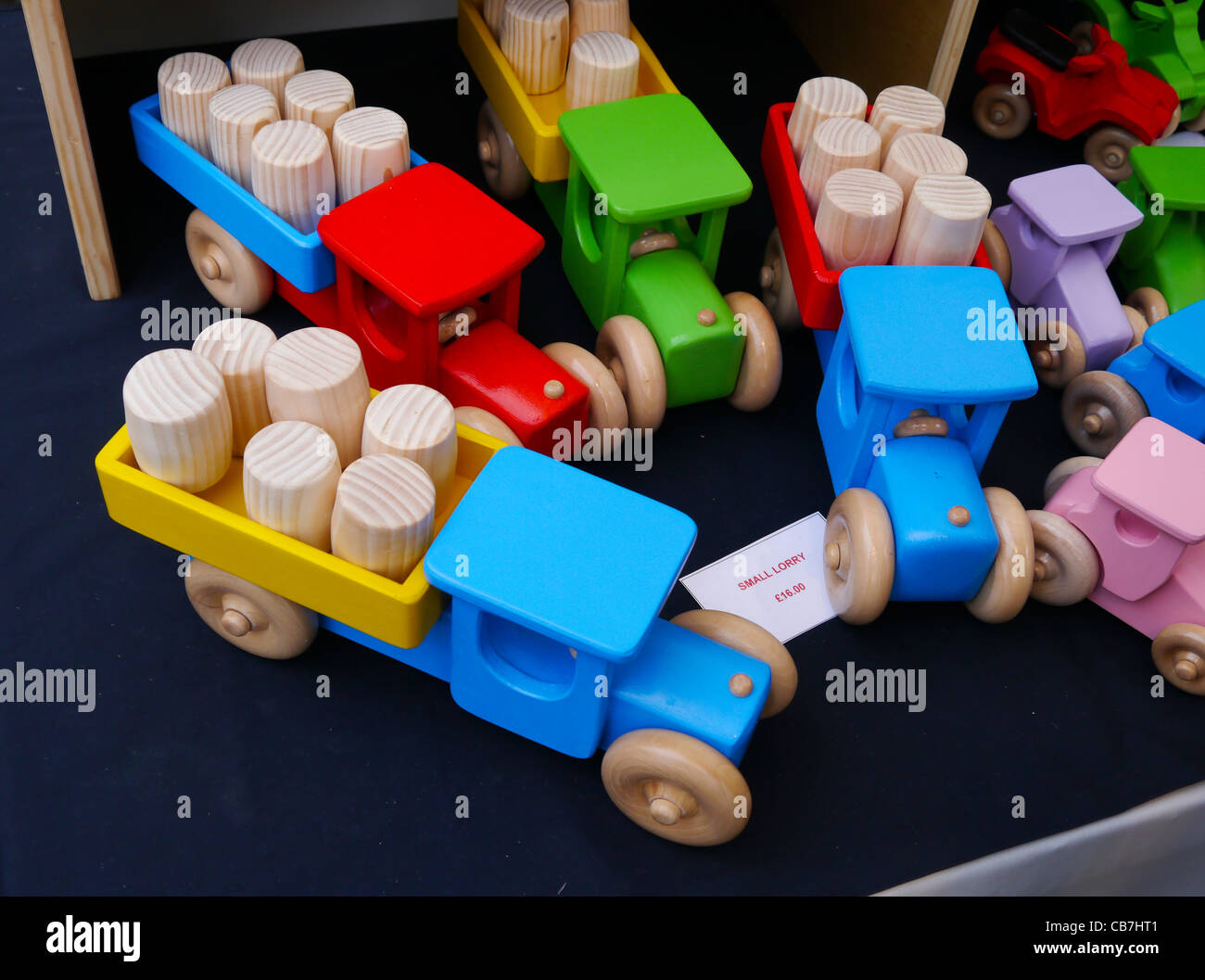 Camions jouets en bois en vente au marché pris dans le Shropshire Shrewsbury Shropshire Banque D'Images