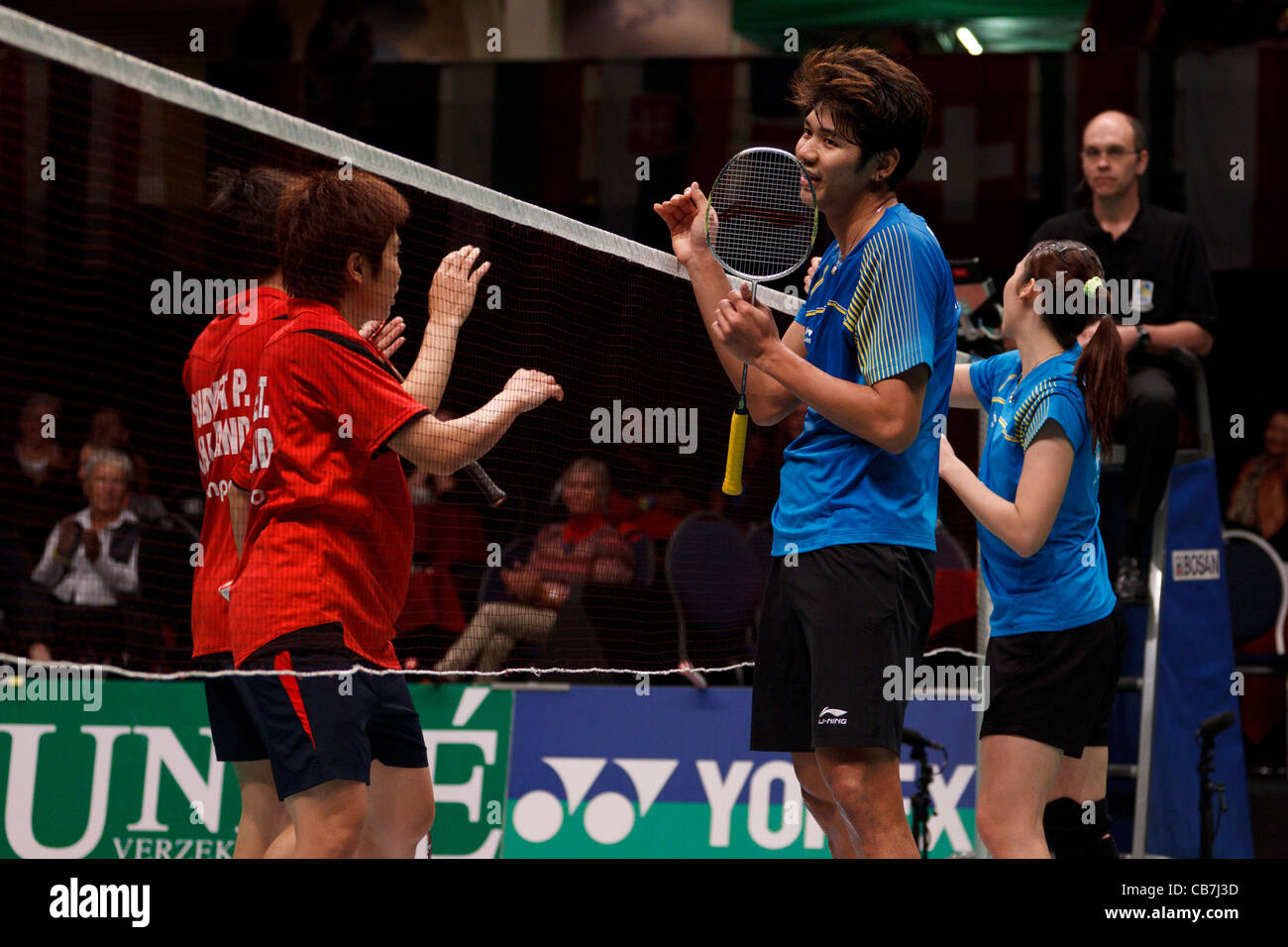 Les joueurs de badminton se serrer la main après avoir joué à la finale de la double mixte. Banque D'Images