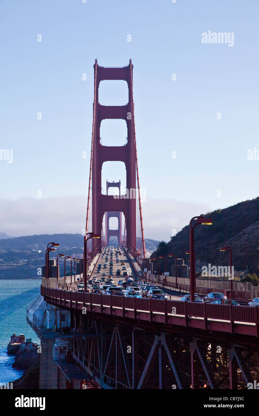 Golden Gate Bridge à San Francisco, en Californie, de la Côte-Nord sur l'US Highway 101, en face de la baie de San Francisco. Banque D'Images