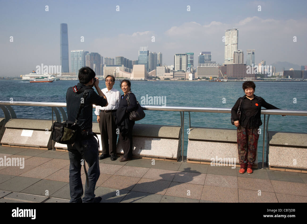 Les touristes de Chine continentale obtenir des photos prises en face du port de Victoria de hong kong island, Hong Kong, Chine Banque D'Images