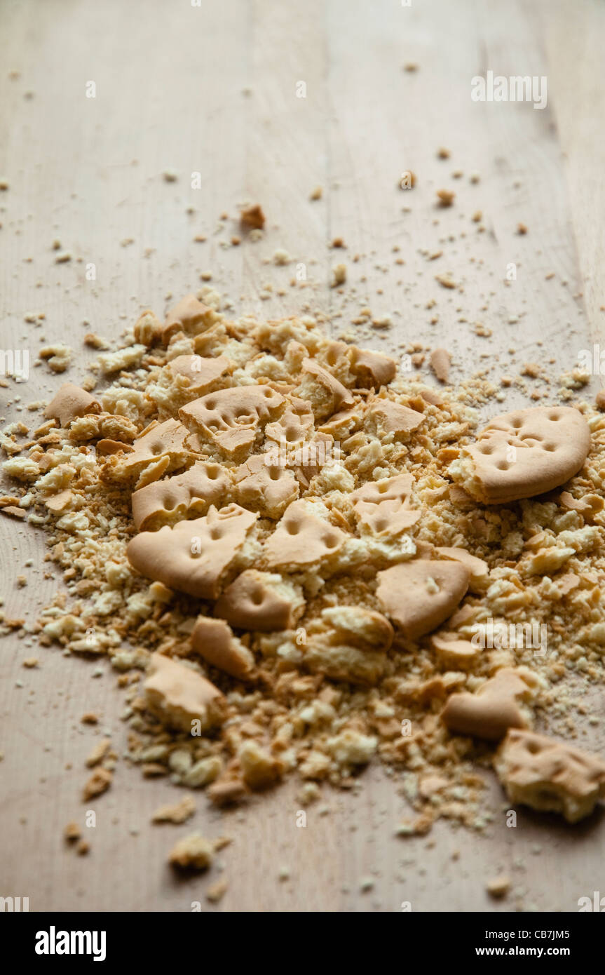 La rupture d'un biscuit thé riche. Banque D'Images