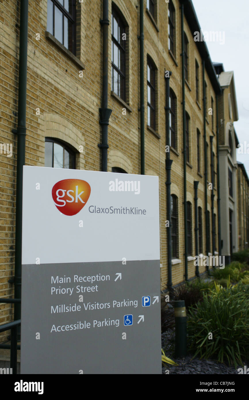 Les logos d'entreprise et les signes à l'usine de GSK Glaxo Ware, Angleterre Banque D'Images